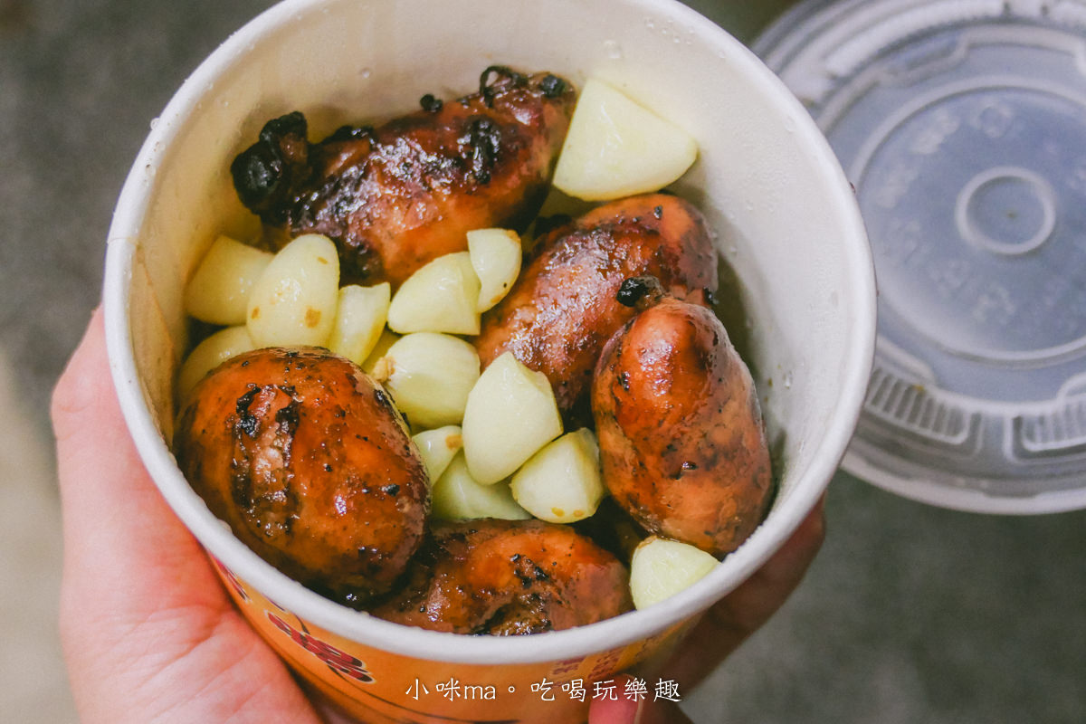 【基隆廟口美食】世盛一口吃香腸｜基隆廟口最強的香腸，整個路口都是他的排隊人潮