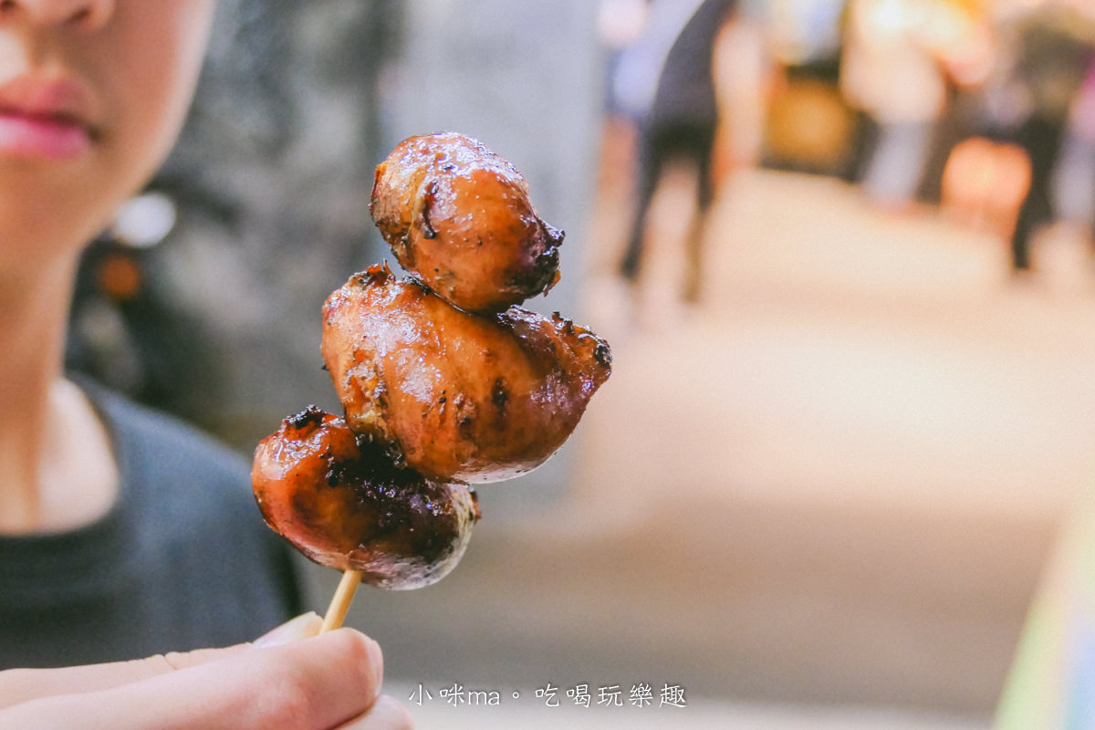 【基隆廟口美食】世盛一口吃香腸｜基隆廟口最強的香腸，整個路口都是他的排隊人潮