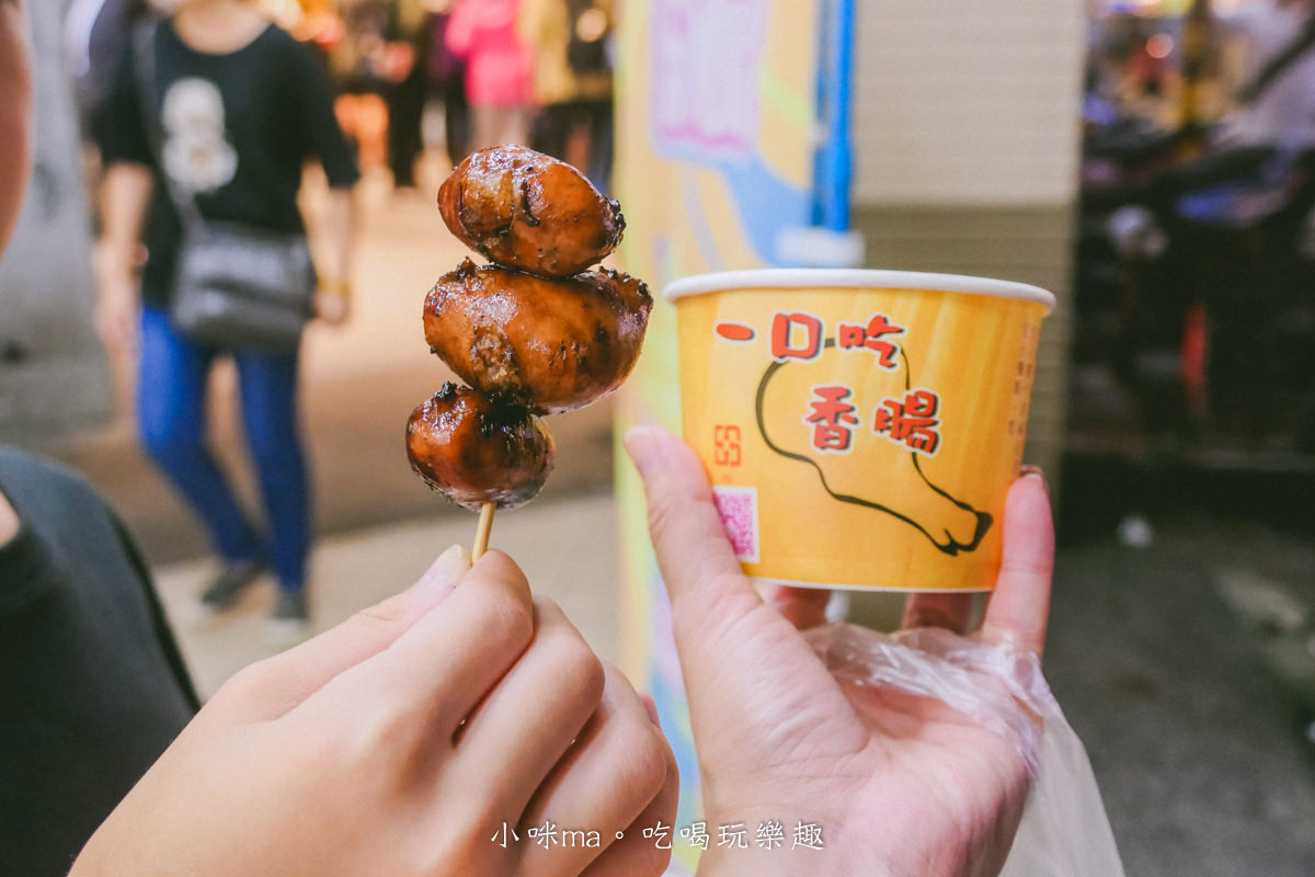 【基隆廟口美食】世盛一口吃香腸｜基隆廟口最強的香腸，整個路口都是他的排隊人潮