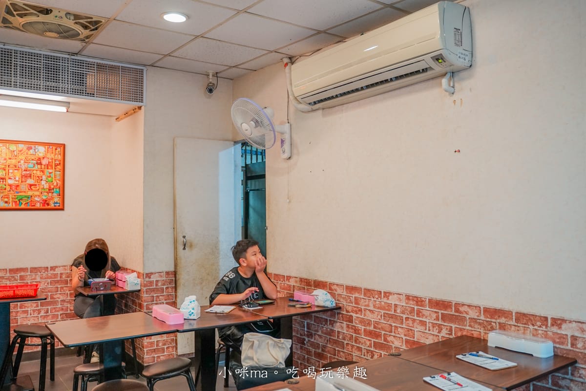 【萬芳商圈美食】鴻福擔仔麵｜一碗麵鋪上半斤現燙蛤蜊，肉質湯頭好鮮美！泰式、日式餐點也很強，捷運萬芳醫院站