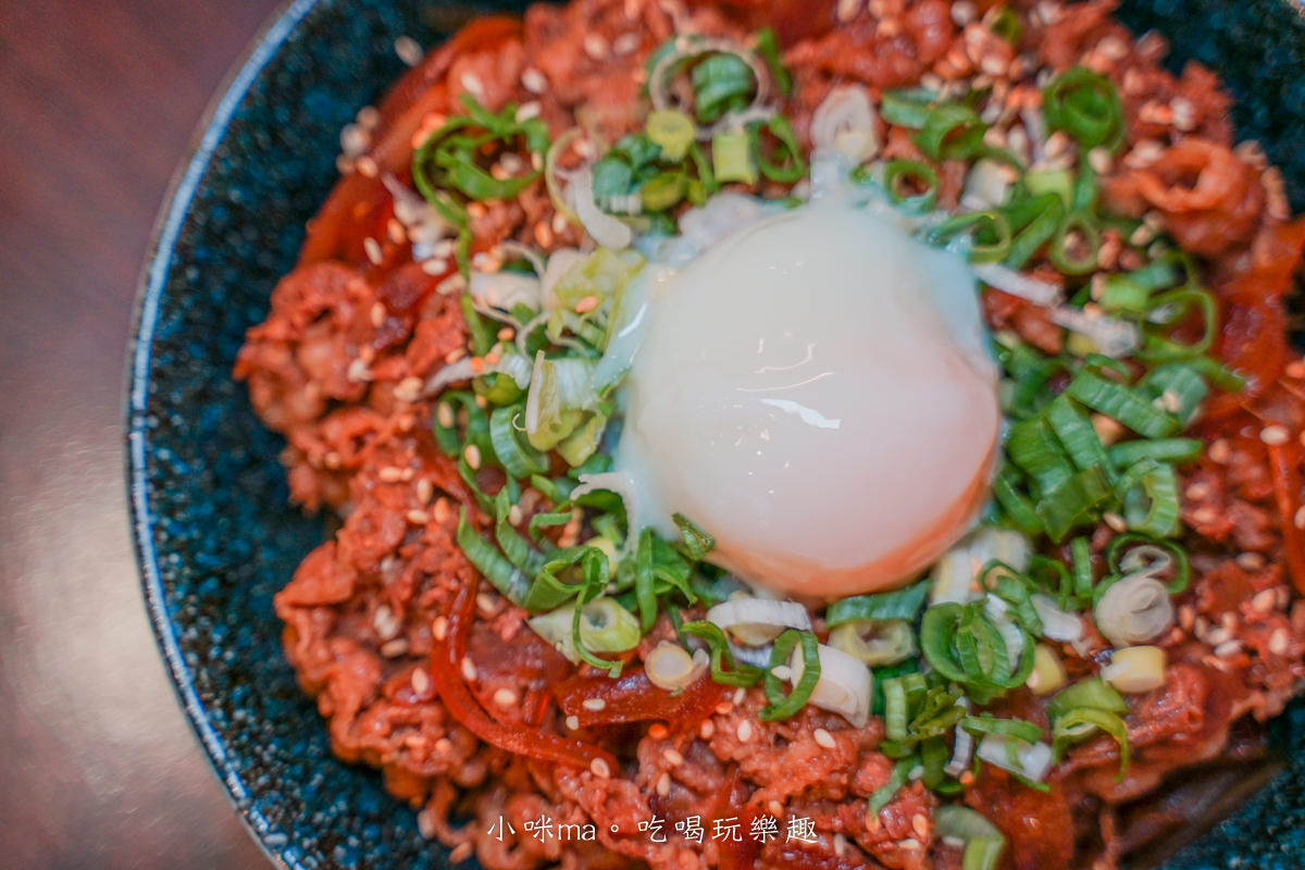 【萬芳商圈美食】鴻福擔仔麵｜一碗麵鋪上半斤現燙蛤蜊，肉質湯頭好鮮美！泰式、日式餐點也很強，捷運萬芳醫院站