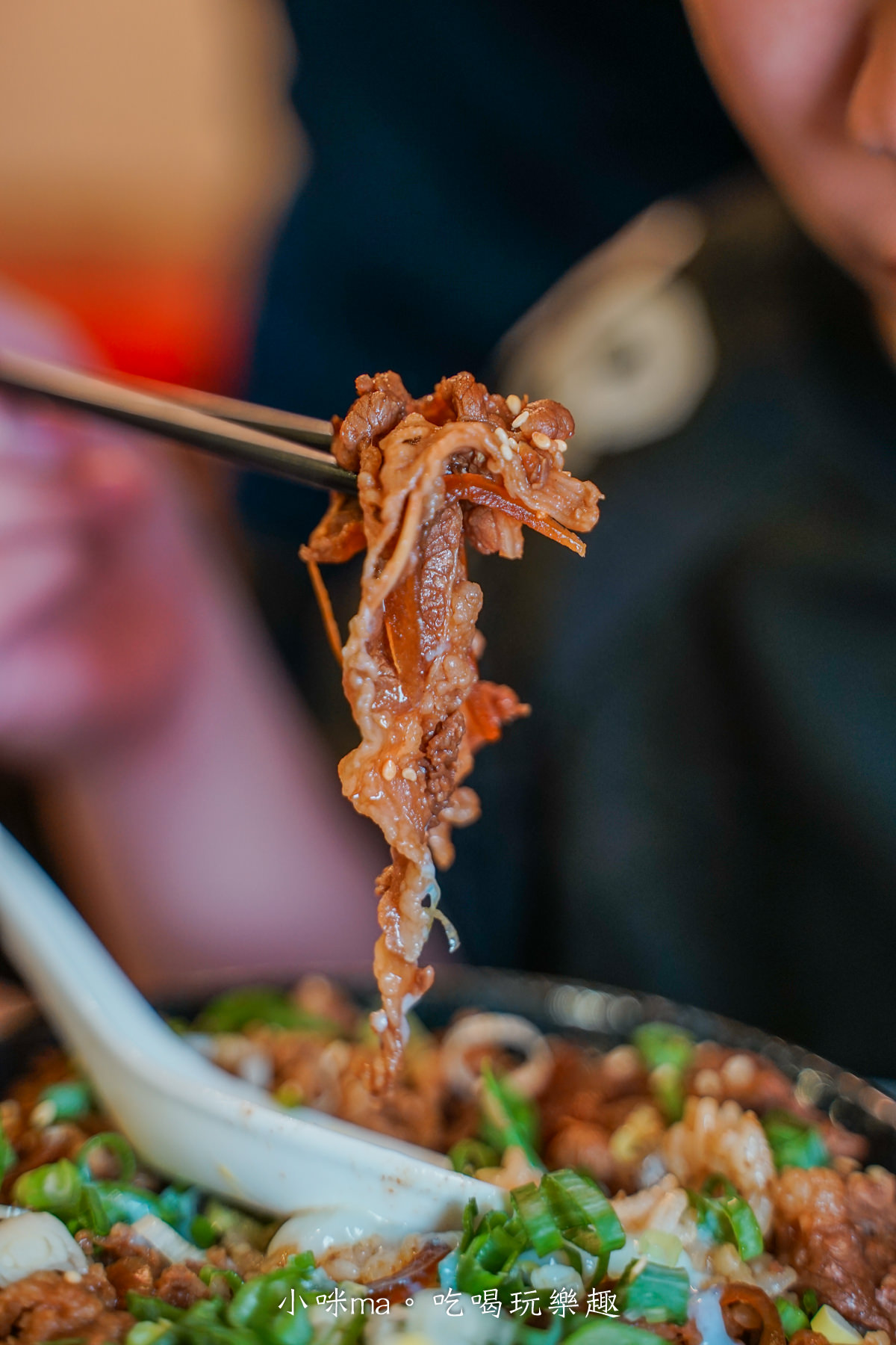 【萬芳商圈美食】鴻福擔仔麵｜一碗麵鋪上半斤現燙蛤蜊，肉質湯頭好鮮美！泰式、日式餐點也很強，捷運萬芳醫院站