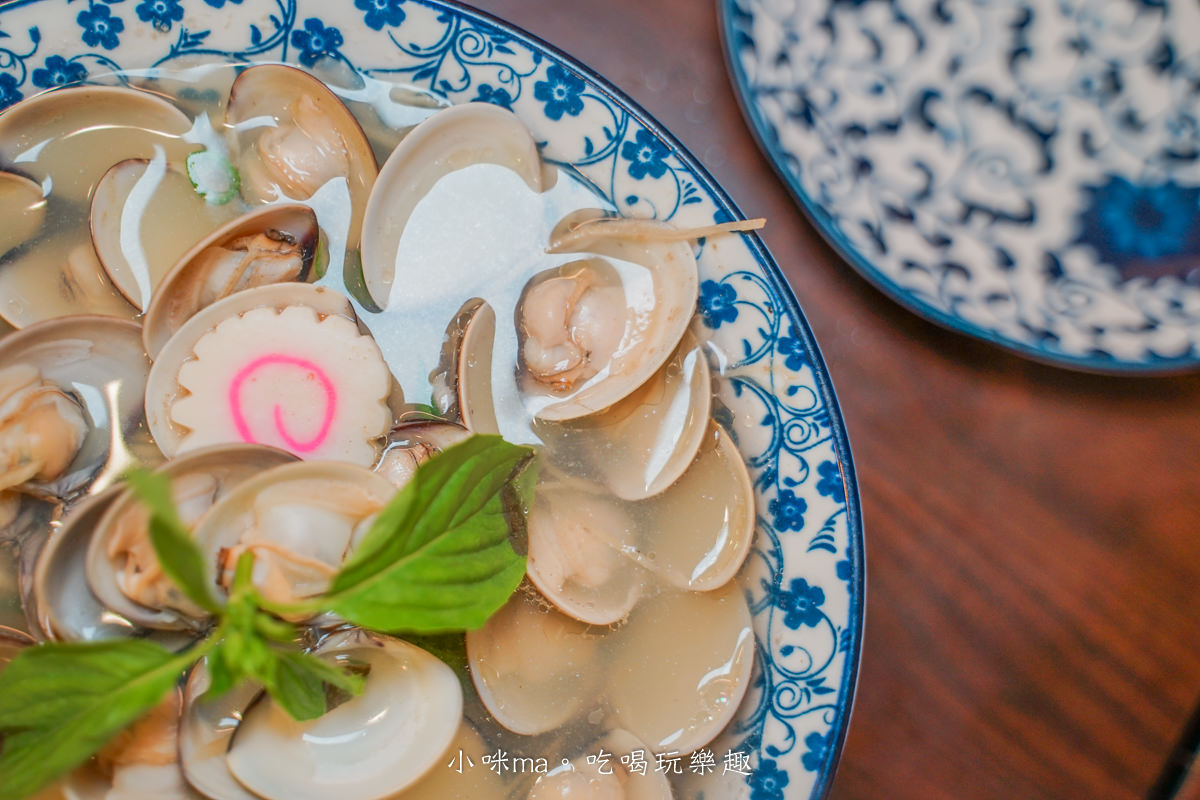 【萬芳商圈美食】鴻福擔仔麵｜一碗麵鋪上半斤現燙蛤蜊，肉質湯頭好鮮美！泰式、日式餐點也很強，捷運萬芳醫院站