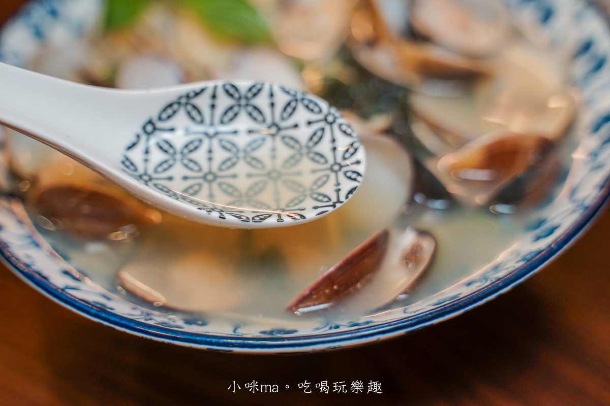【萬芳商圈美食】鴻福擔仔麵｜一碗麵鋪上半斤現燙蛤蜊，肉質湯頭好鮮美！泰式、日式餐點也很強，捷運萬芳醫院站
