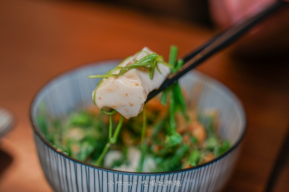 【萬芳商圈美食】鴻福擔仔麵｜一碗麵鋪上半斤現燙蛤蜊，肉質湯頭好鮮美！泰式、日式餐點也很強，捷運萬芳醫院站
