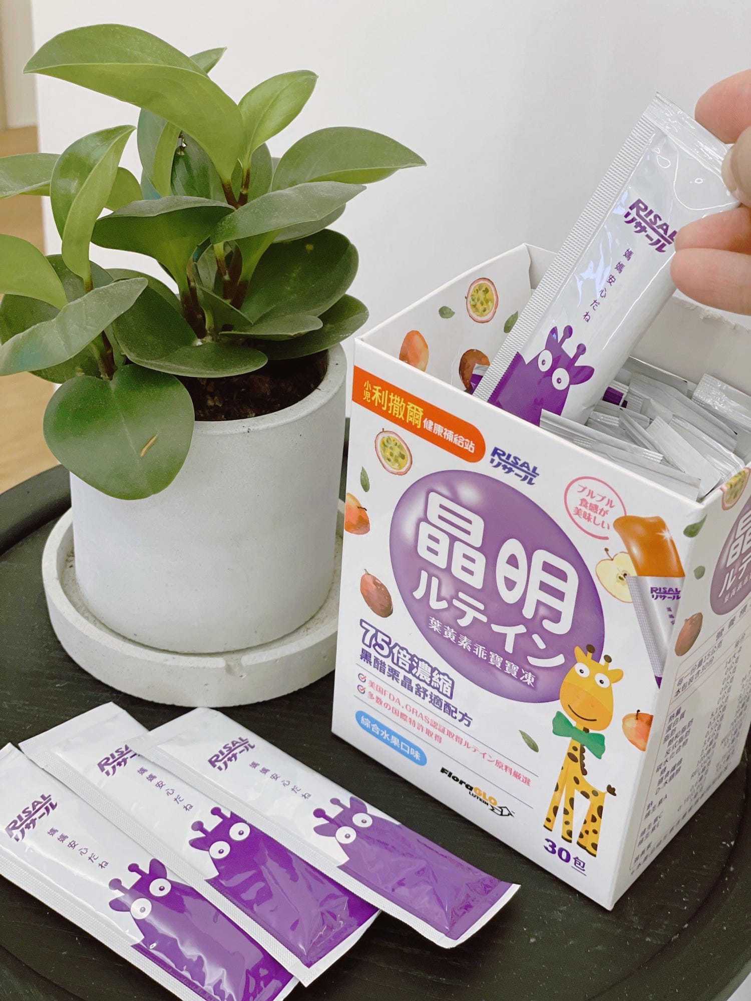 小兒利撒爾 葉黃素乖寶寶凍|酸酸甜甜水果味QQ凍,每天一條晶亮守護!葉黃素推薦 - 第8張圖 小兒利撒爾 葉黃素乖寶寶凍|酸酸甜甜水果味QQ凍,每天一條晶亮守護!葉黃素推薦