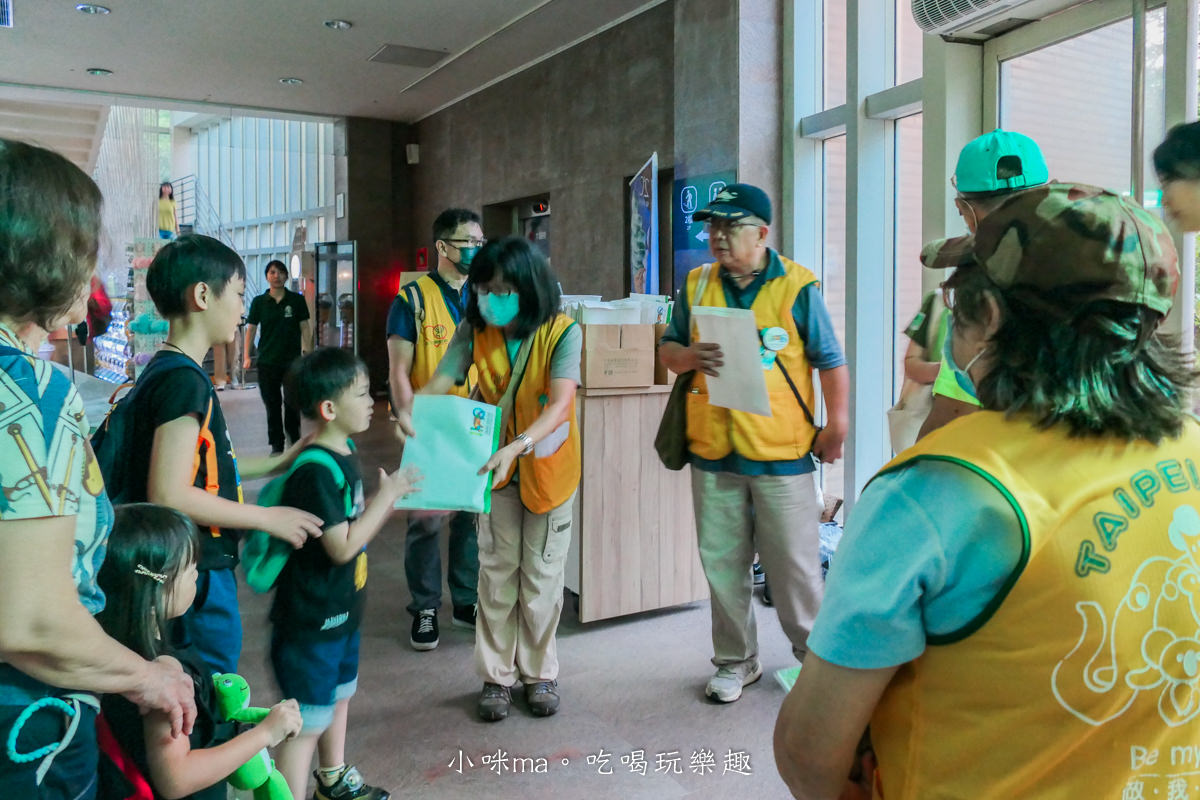 【親子旅遊】台北市立動物園~夜Fun動物園開跑|專屬夜間探險列車帶你前進生態秘境,近距離接觸蛙類、獨角仙、吼猴休息室,萬芳商圈美食打卡拿優惠 - 第10張圖 【親子旅遊】台北市立動物園~夜Fun動物園開跑|專屬夜間探險列車帶你前進生態秘境,近距離接觸蛙類、獨角仙、吼猴休息室,萬芳商圈美食打卡拿優惠