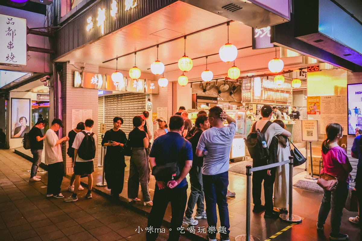 【東區美食】品都串燒攤-忠孝店|台北東區超強不限時串燒,銅板價、炭火直烤,365天都要排隊,台北宵夜推薦 - 第2張圖 【東區美食】品都串燒攤-忠孝店|台北東區超強不限時串燒,銅板價、炭火直烤,365天都要排隊,台北宵夜推薦