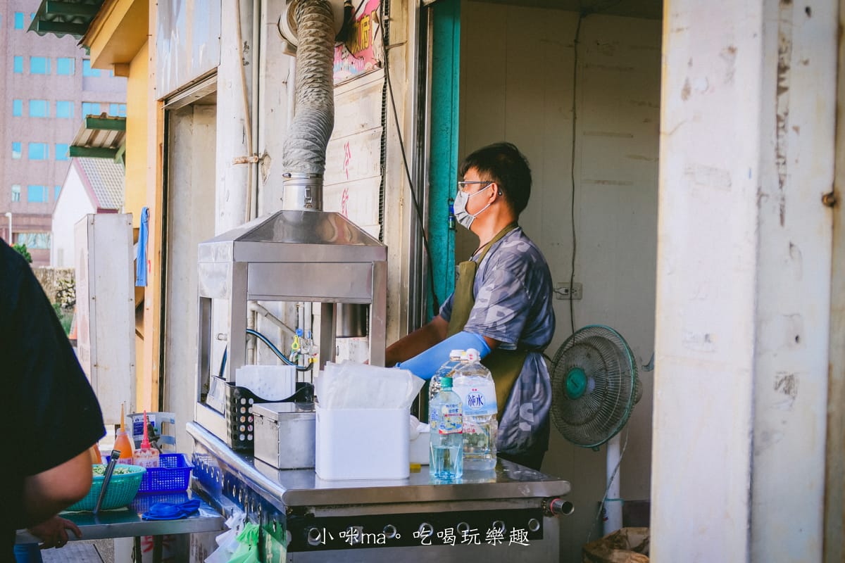 【澎湖美食】郵局蔥油餅|一開賣就排隊的現炸蔥油餅,小黃瓜絲免費加滿,一定要加他辣椒醬油啦 - 第3張圖 【澎湖美食】郵局蔥油餅|一開賣就排隊的現炸蔥油餅,小黃瓜絲免費加滿,一定要加他辣椒醬油啦