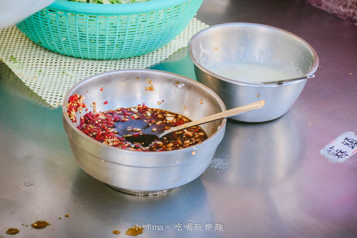 【澎湖美食】郵局蔥油餅|一開賣就排隊的現炸蔥油餅,小黃瓜絲免費加滿,一定要加他辣椒醬油啦 - 第9張圖 【澎湖美食】郵局蔥油餅|一開賣就排隊的現炸蔥油餅,小黃瓜絲免費加滿,一定要加他辣椒醬油啦