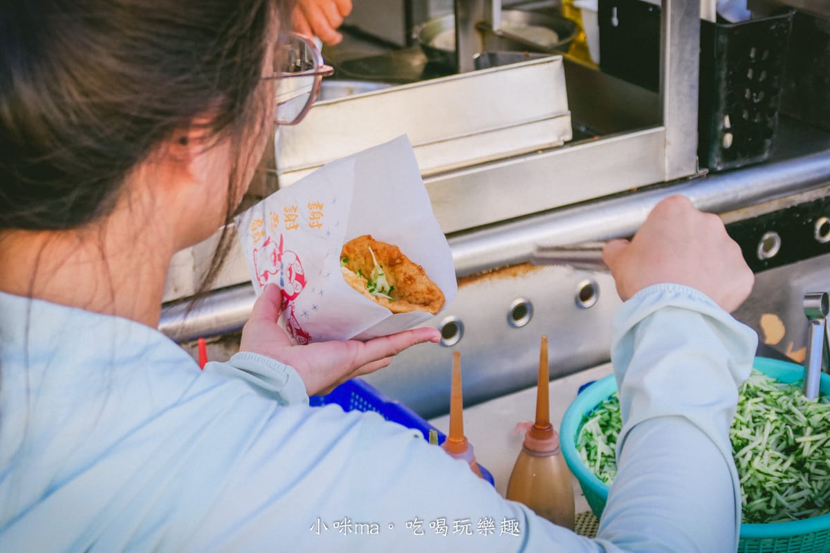 【澎湖美食】郵局蔥油餅|一開賣就排隊的現炸蔥油餅,小黃瓜絲免費加滿,一定要加他辣椒醬油啦 - 第8張圖 【澎湖美食】郵局蔥油餅|一開賣就排隊的現炸蔥油餅,小黃瓜絲免費加滿,一定要加他辣椒醬油啦