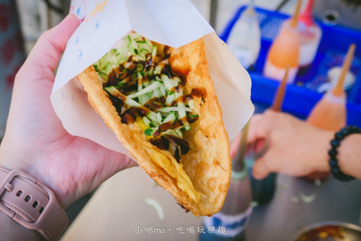 【澎湖美食】郵局蔥油餅|一開賣就排隊的現炸蔥油餅,小黃瓜絲免費加滿,一定要加他辣椒醬油啦 - 第10張圖 【澎湖美食】郵局蔥油餅|一開賣就排隊的現炸蔥油餅,小黃瓜絲免費加滿,一定要加他辣椒醬油啦