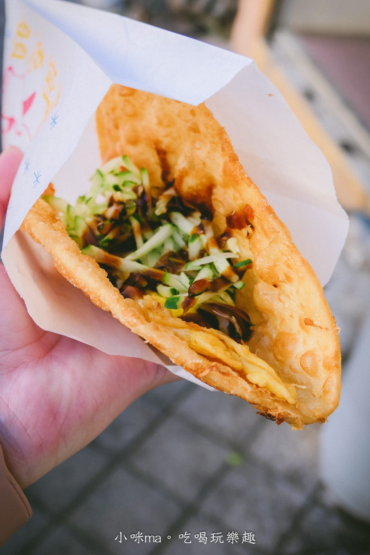 【澎湖美食】郵局蔥油餅|一開賣就排隊的現炸蔥油餅,小黃瓜絲免費加滿,一定要加他辣椒醬油啦 - 第11張圖 【澎湖美食】郵局蔥油餅|一開賣就排隊的現炸蔥油餅,小黃瓜絲免費加滿,一定要加他辣椒醬油啦