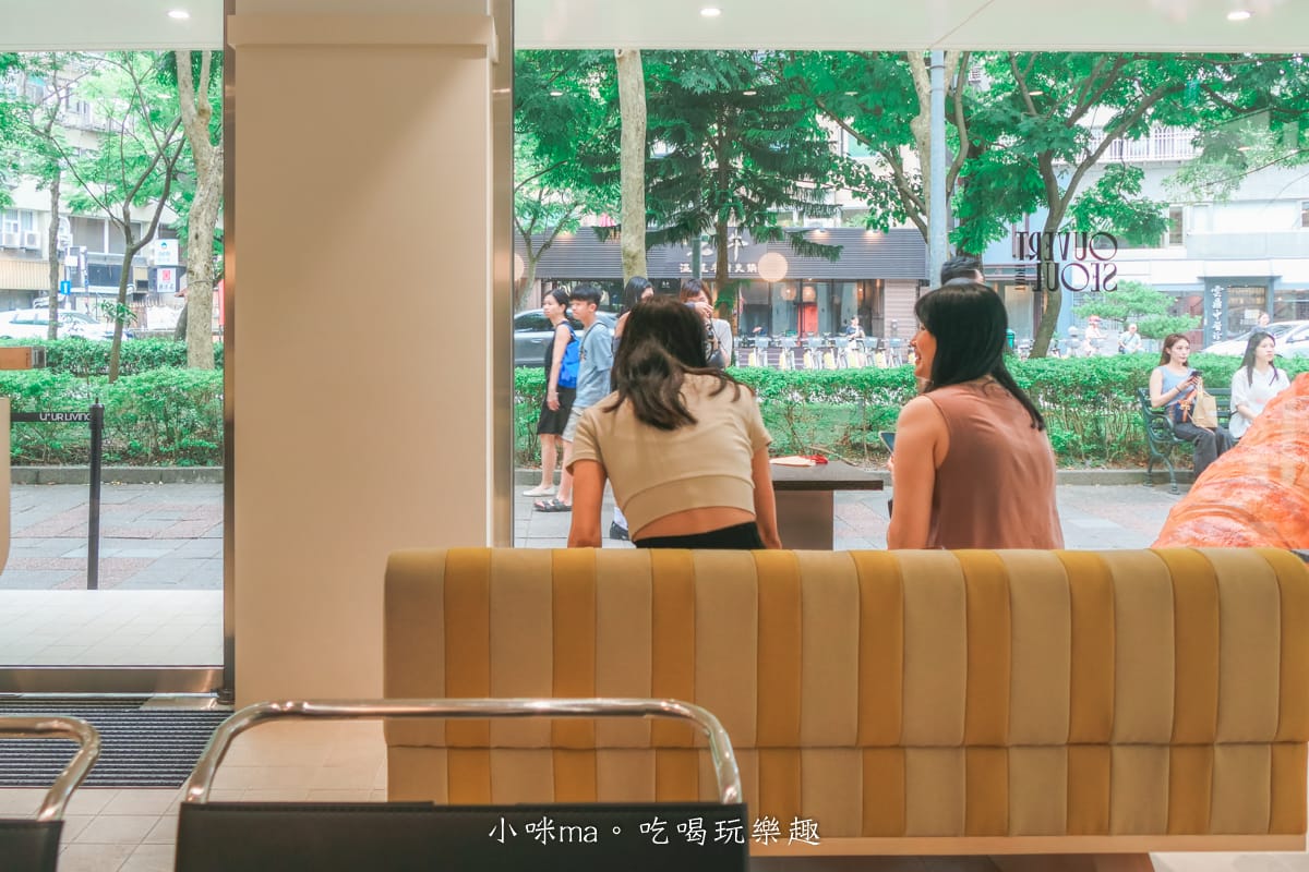 【國父紀念館美食】OUVERT SEOUL TAIPEI|主打38cm巨大可頌韓國咖啡廳插旗東區,結合UR LIVING生活美學選品店,時尚、美食一站式體驗 - 第9張圖 【國父紀念館美食】OUVERT SEOUL TAIPEI|主打38cm巨大可頌韓國咖啡廳插旗東區,結合UR LIVING生活美學選品店,時尚、美食一站式體驗