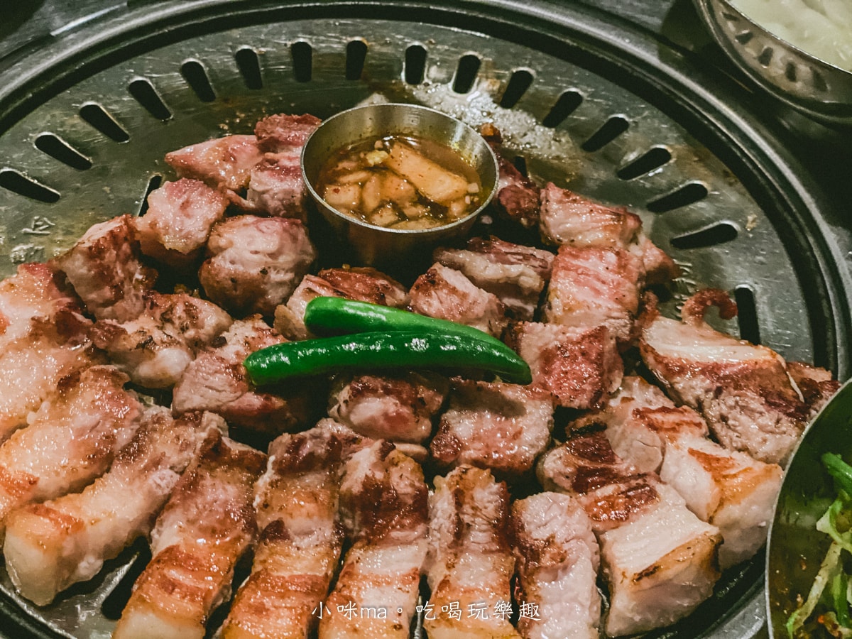 【釜山美食】釜山宅烤肉｜歐巴幫你烤肉~超香，超厚豬五花+酸白菜涮嘴解膩，來釜山必訪的歐巴燒肉