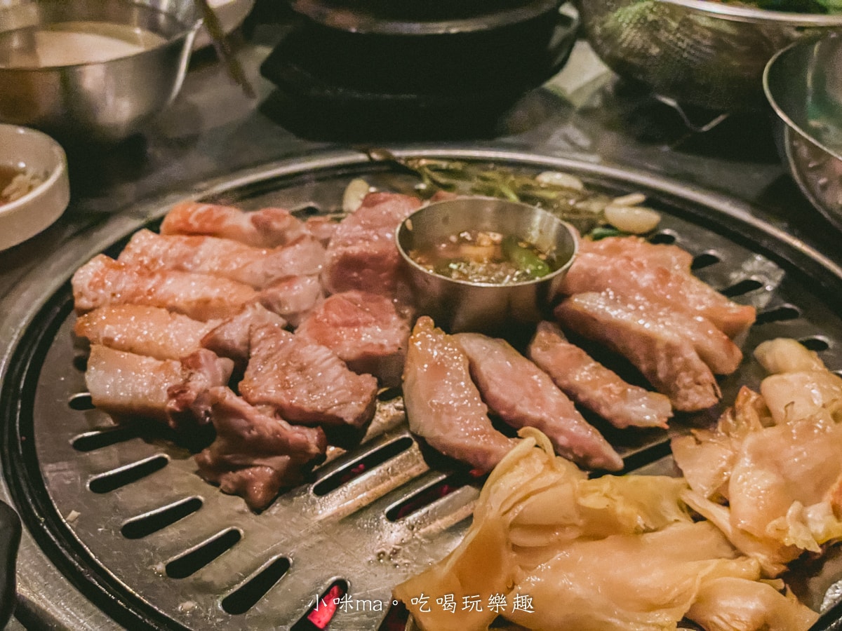 【釜山美食】釜山宅烤肉｜歐巴幫你烤肉~超香，超厚豬五花+酸白菜涮嘴解膩，來釜山必訪的歐巴燒肉