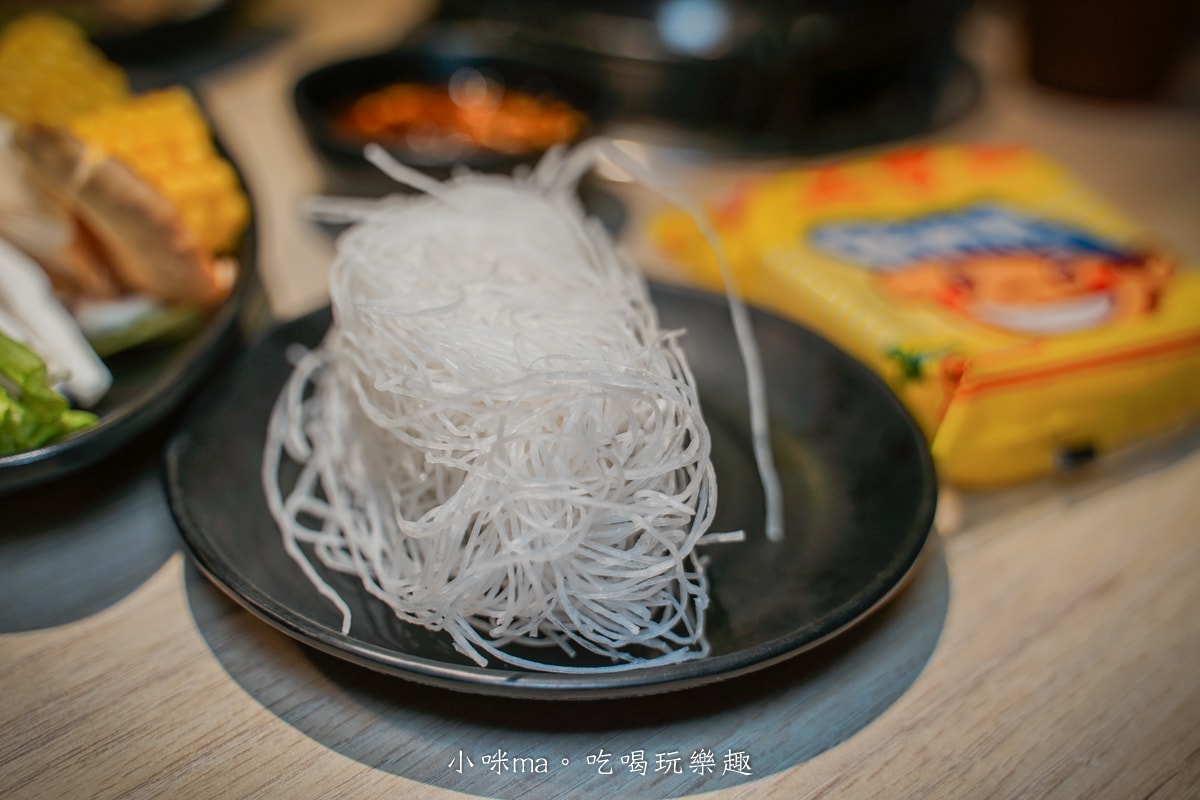 【公館涮涮鍋】宮綺火鍋 公館店|329元起吃的到大份量肉品、海鮮,蔬食bar、Hershey’s巧克力冰沙、大苑子芒果冰沙吃到飽,不收服務費 - 第15張圖 【公館涮涮鍋】宮綺火鍋 公館店|329元起吃的到大份量肉品、海鮮,蔬食bar、Hershey’s巧克力冰沙、大苑子芒果冰沙吃到飽,不收服務費