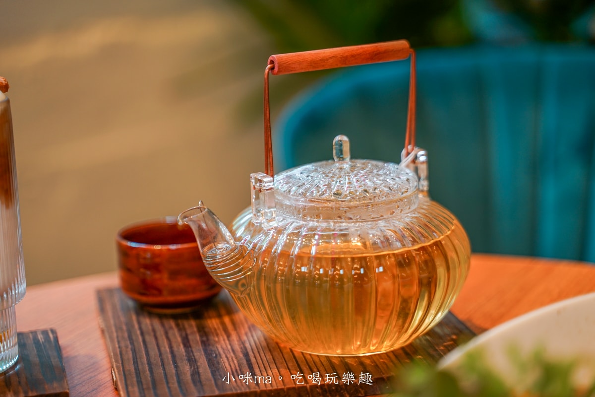 【中山不限時咖啡廳】TingRoom.coffee 燈聚咖啡｜藏在鬧區2樓裡的森林系咖啡廳！手作大份量美味餐點 x 選物空間，平日不限時、提供插座，捷運中山站