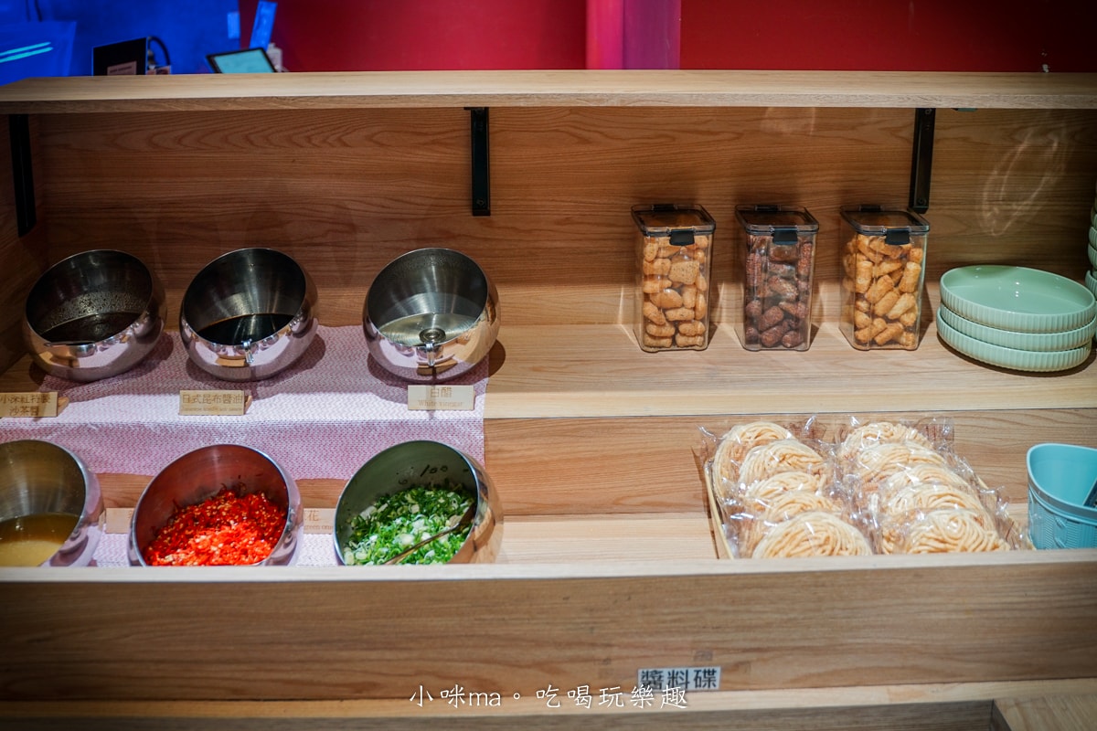 【板橋美食】深紅汕頭鍋物-板橋店｜屠龍四人套餐給你活跳跳2隻龍蝦+整船海鮮，管他的膽固醇爆表，想吃活體海鮮火鍋就選這間，板橋火鍋推薦