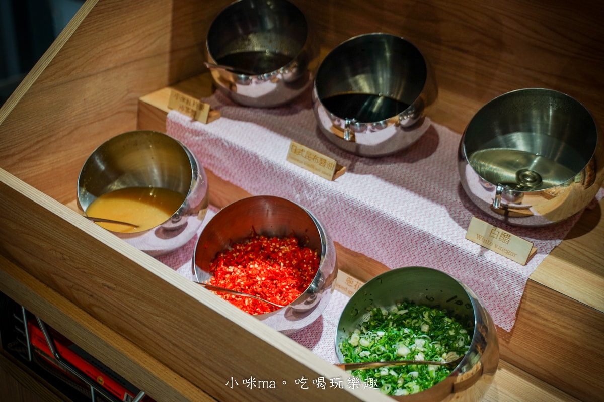 【板橋美食】深紅汕頭鍋物-板橋店｜屠龍四人套餐給你活跳跳2隻龍蝦+整船海鮮，管他的膽固醇爆表，想吃活體海鮮火鍋就選這間，板橋火鍋推薦