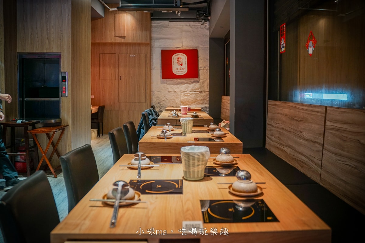 【板橋美食】深紅汕頭鍋物-板橋店｜屠龍四人套餐給你活跳跳2隻龍蝦+整船海鮮，管他的膽固醇爆表，想吃活體海鮮火鍋就選這間，板橋火鍋推薦