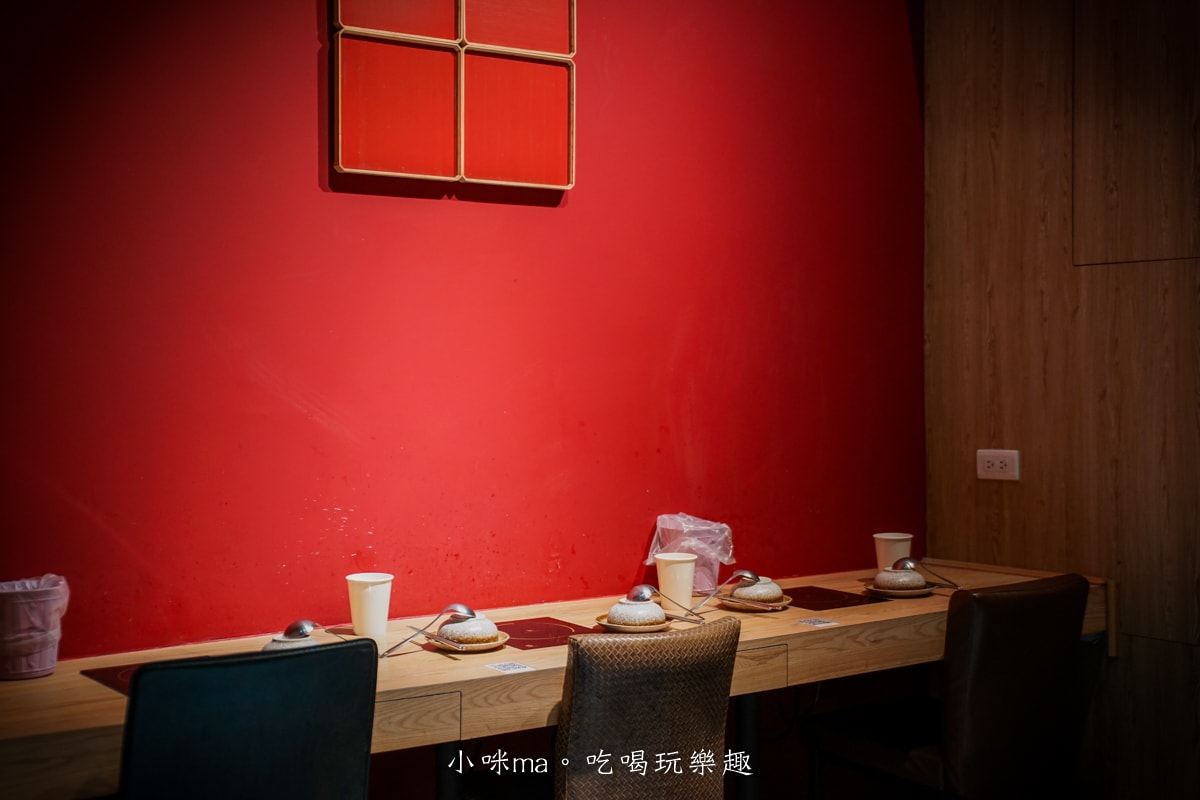 【板橋美食】深紅汕頭鍋物-板橋店｜屠龍四人套餐給你活跳跳2隻龍蝦+整船海鮮，管他的膽固醇爆表，想吃活體海鮮火鍋就選這間，板橋火鍋推薦