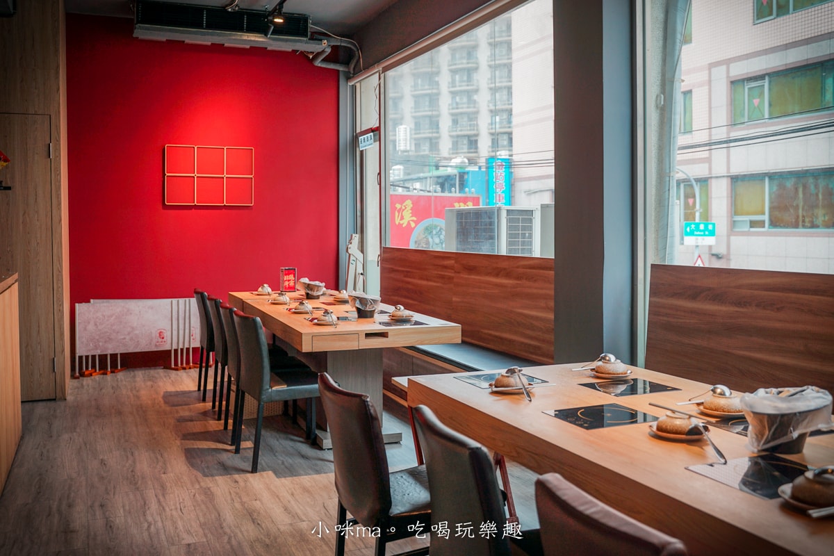 【板橋美食】深紅汕頭鍋物-板橋店｜屠龍四人套餐給你活跳跳2隻龍蝦+整船海鮮，管他的膽固醇爆表，想吃活體海鮮火鍋就選這間，板橋火鍋推薦