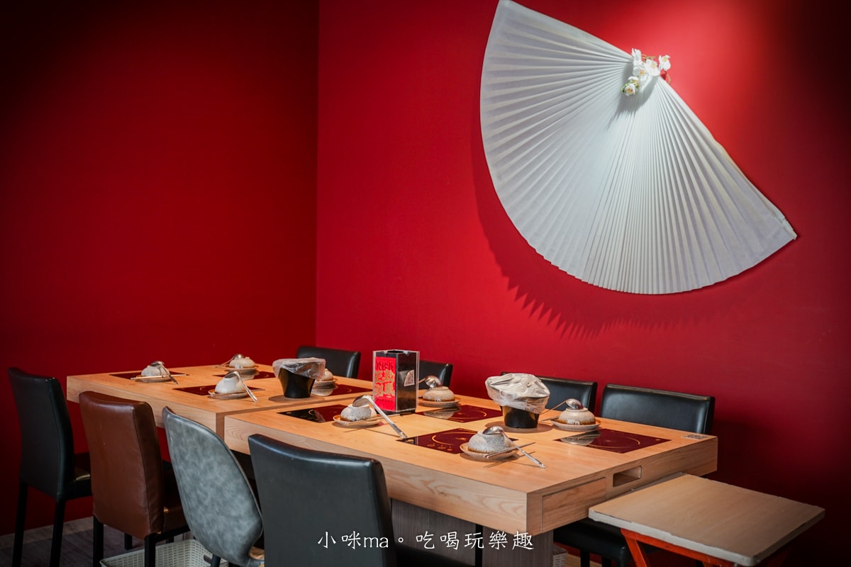 【板橋美食】深紅汕頭鍋物-板橋店｜屠龍四人套餐給你活跳跳2隻龍蝦+整船海鮮，管他的膽固醇爆表，想吃活體海鮮火鍋就選這間，板橋火鍋推薦