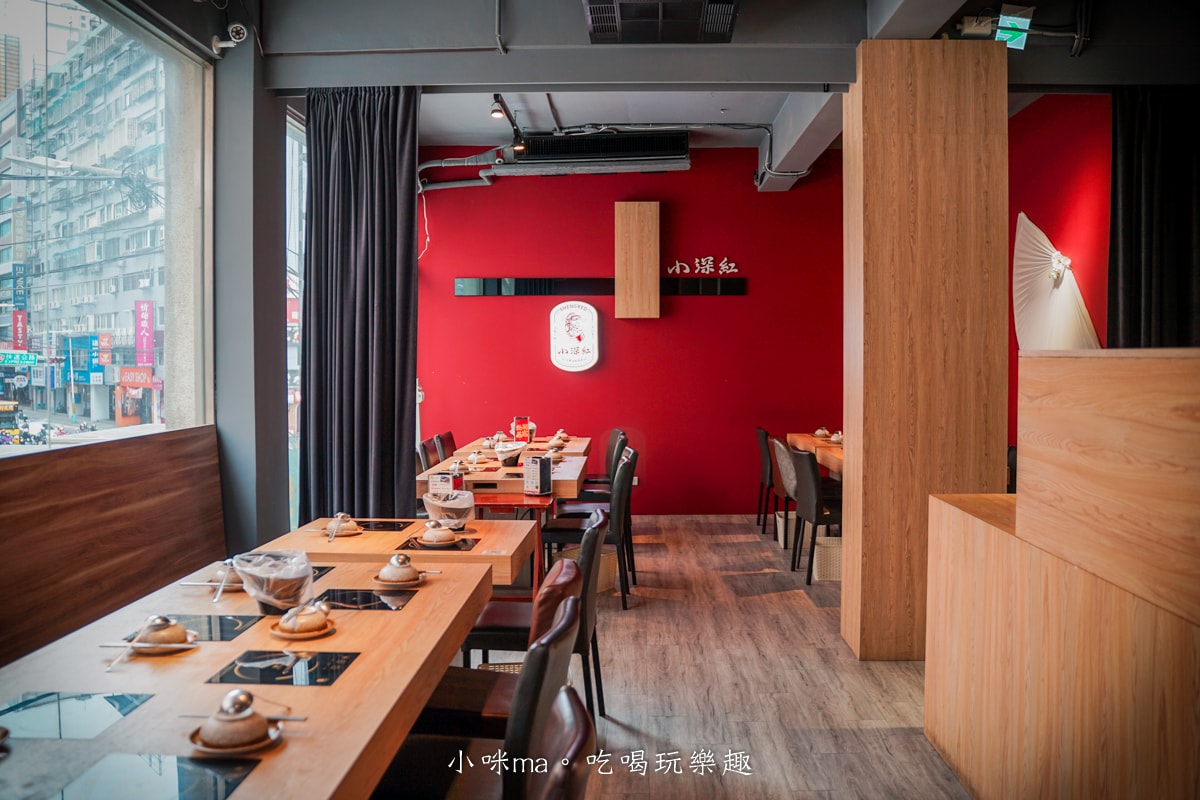 【板橋美食】深紅汕頭鍋物-板橋店｜屠龍四人套餐給你活跳跳2隻龍蝦+整船海鮮，管他的膽固醇爆表，想吃活體海鮮火鍋就選這間，板橋火鍋推薦