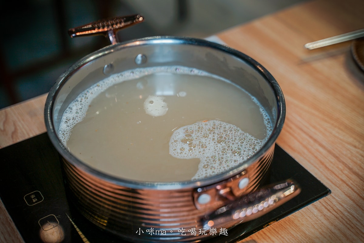 【板橋美食】深紅汕頭鍋物-板橋店｜屠龍四人套餐給你活跳跳2隻龍蝦+整船海鮮，管他的膽固醇爆表，想吃活體海鮮火鍋就選這間，板橋火鍋推薦