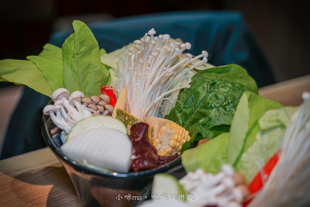 【板橋美食】深紅汕頭鍋物-板橋店｜屠龍四人套餐給你活跳跳2隻龍蝦+整船海鮮，管他的膽固醇爆表，想吃活體海鮮火鍋就選這間，板橋火鍋推薦