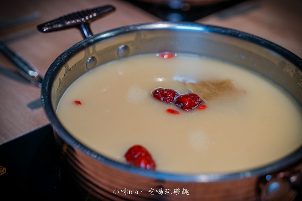 【板橋美食】深紅汕頭鍋物-板橋店｜屠龍四人套餐給你活跳跳2隻龍蝦+整船海鮮，管他的膽固醇爆表，想吃活體海鮮火鍋就選這間，板橋火鍋推薦