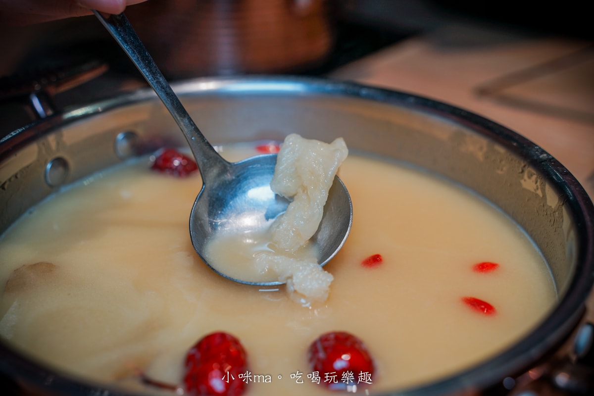 【板橋美食】深紅汕頭鍋物-板橋店｜屠龍四人套餐給你活跳跳2隻龍蝦+整船海鮮，管他的膽固醇爆表，想吃活體海鮮火鍋就選這間，板橋火鍋推薦