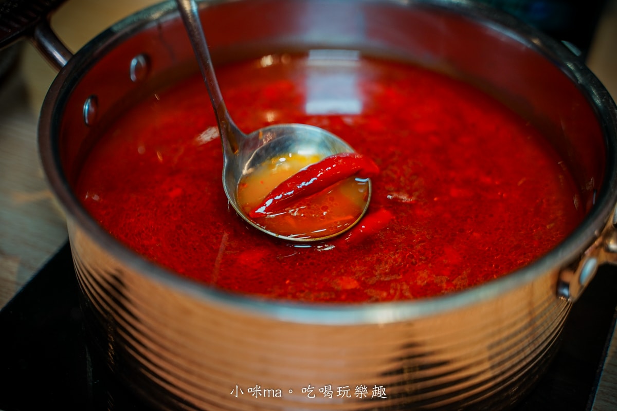 【板橋美食】深紅汕頭鍋物-板橋店｜屠龍四人套餐給你活跳跳2隻龍蝦+整船海鮮，管他的膽固醇爆表，想吃活體海鮮火鍋就選這間，板橋火鍋推薦