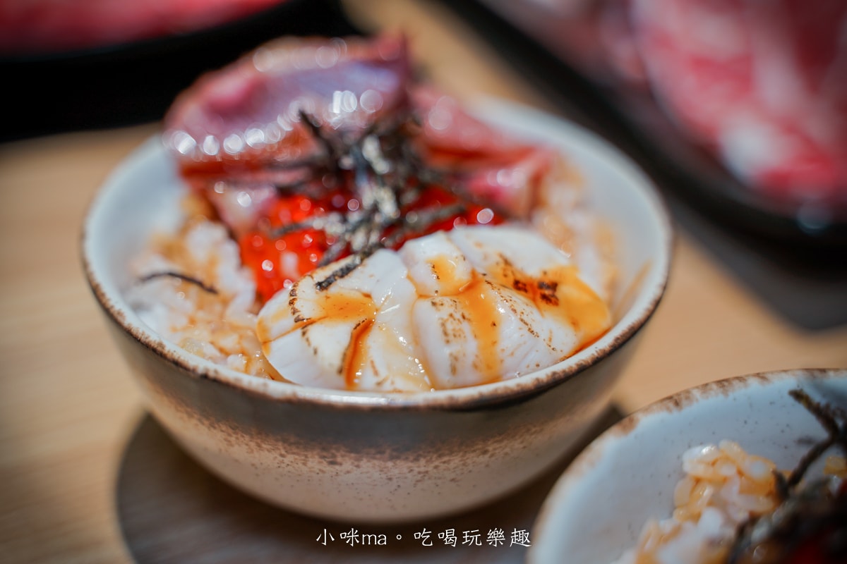 【板橋美食】深紅汕頭鍋物-板橋店｜屠龍四人套餐給你活跳跳2隻龍蝦+整船海鮮，管他的膽固醇爆表，想吃活體海鮮火鍋就選這間，板橋火鍋推薦