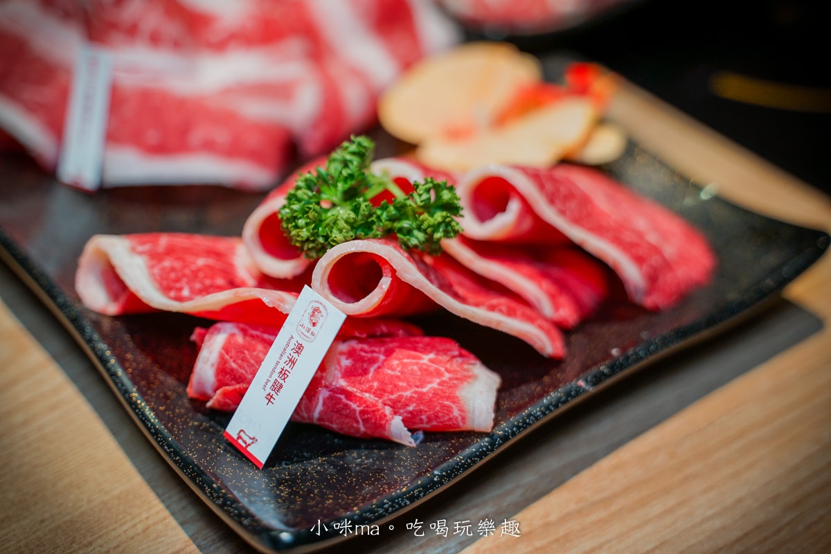【板橋美食】深紅汕頭鍋物-板橋店｜屠龍四人套餐給你活跳跳2隻龍蝦+整船海鮮，管他的膽固醇爆表，想吃活體海鮮火鍋就選這間，板橋火鍋推薦