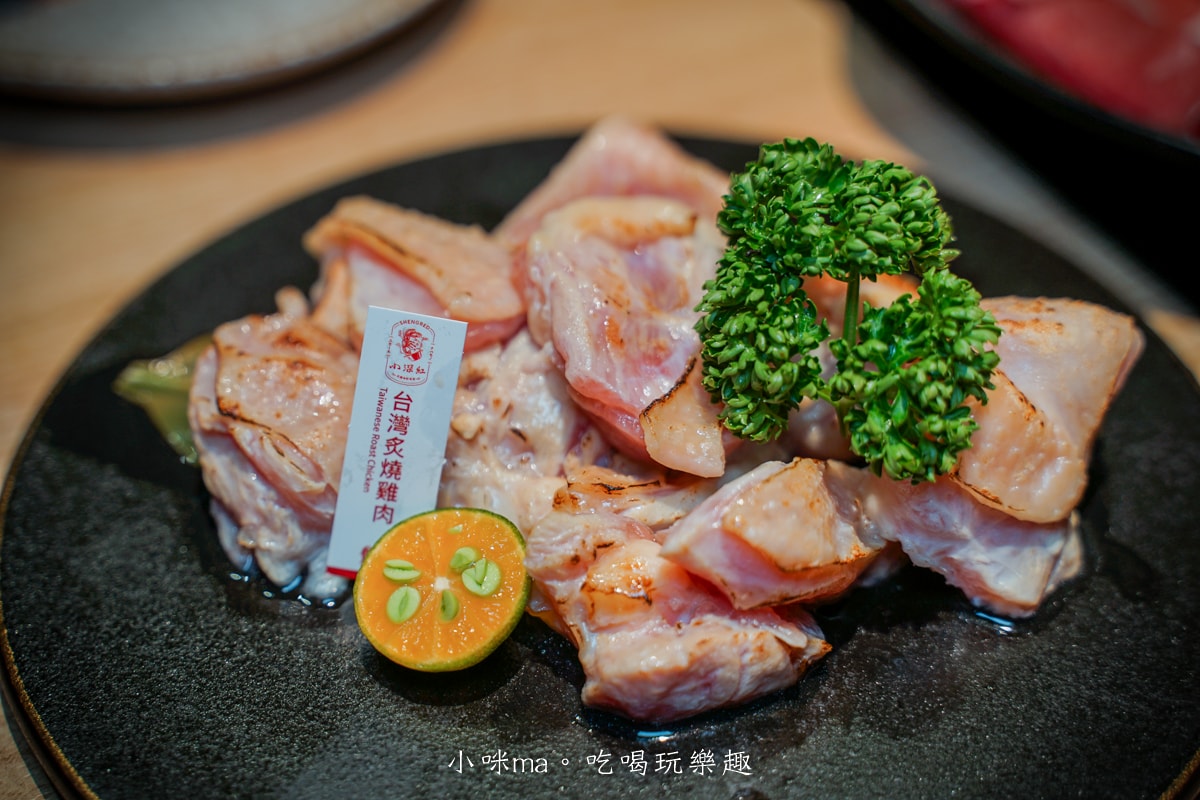 【板橋美食】深紅汕頭鍋物-板橋店｜屠龍四人套餐給你活跳跳2隻龍蝦+整船海鮮，管他的膽固醇爆表，想吃活體海鮮火鍋就選這間，板橋火鍋推薦