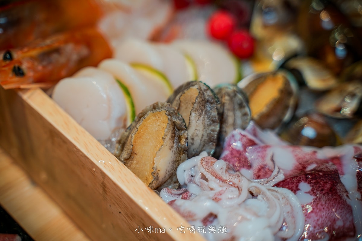 【板橋美食】深紅汕頭鍋物-板橋店｜屠龍四人套餐給你活跳跳2隻龍蝦+整船海鮮，管他的膽固醇爆表，想吃活體海鮮火鍋就選這間，板橋火鍋推薦