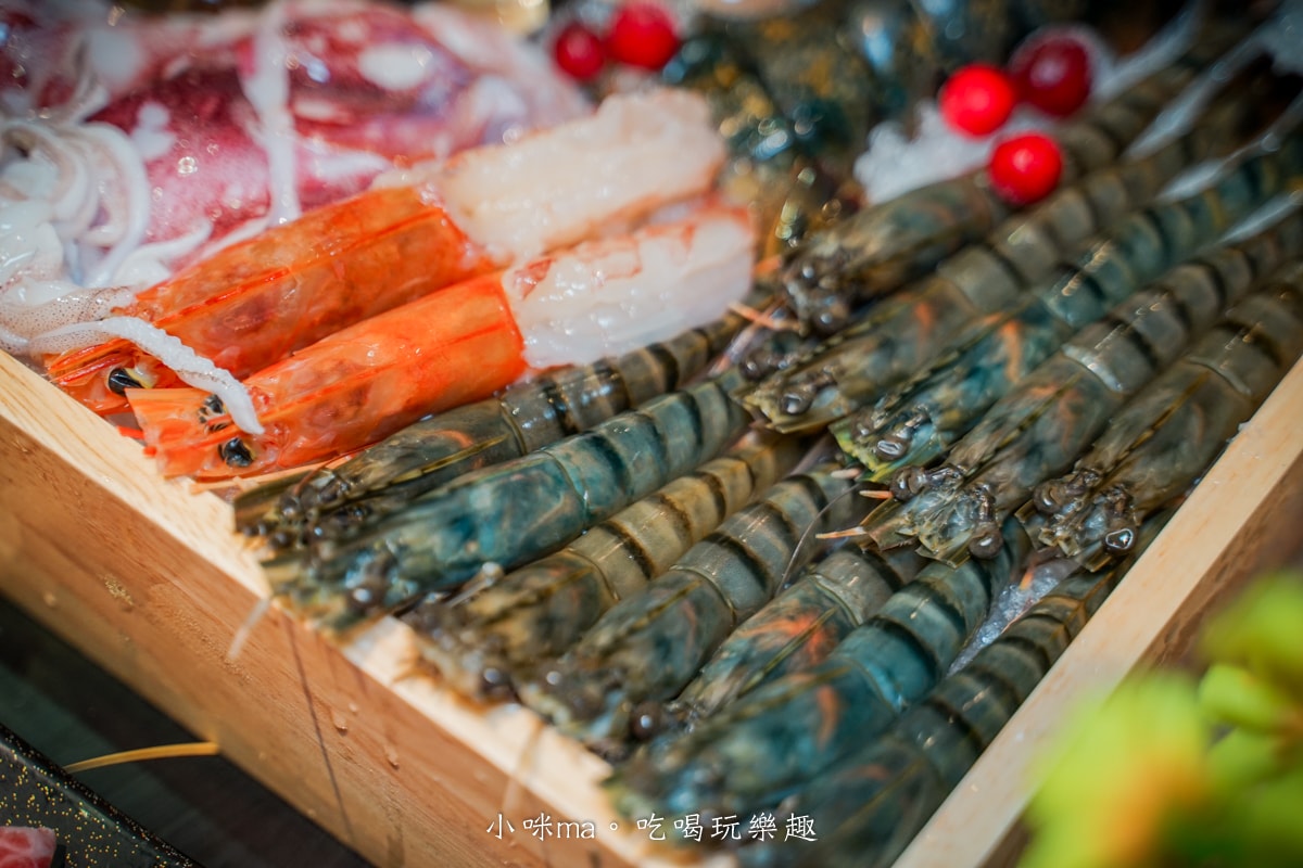 【板橋美食】深紅汕頭鍋物-板橋店｜屠龍四人套餐給你活跳跳2隻龍蝦+整船海鮮，管他的膽固醇爆表，想吃活體海鮮火鍋就選這間，板橋火鍋推薦