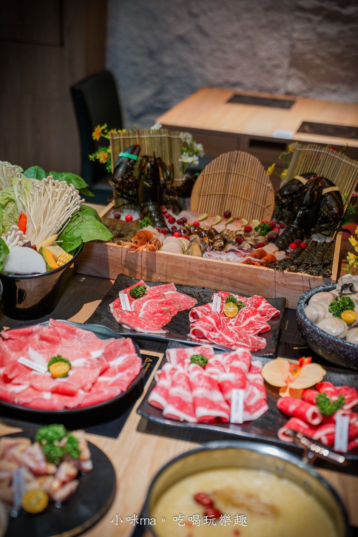 【板橋美食】深紅汕頭鍋物-板橋店｜屠龍四人套餐給你活跳跳2隻龍蝦+整船海鮮，管他的膽固醇爆表，想吃活體海鮮火鍋就選這間，板橋火鍋推薦
