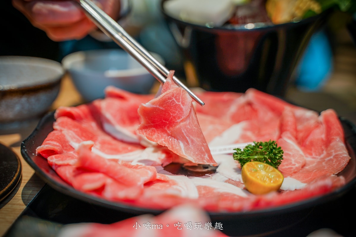 【板橋美食】深紅汕頭鍋物-板橋店｜屠龍四人套餐給你活跳跳2隻龍蝦+整船海鮮，管他的膽固醇爆表，想吃活體海鮮火鍋就選這間，板橋火鍋推薦