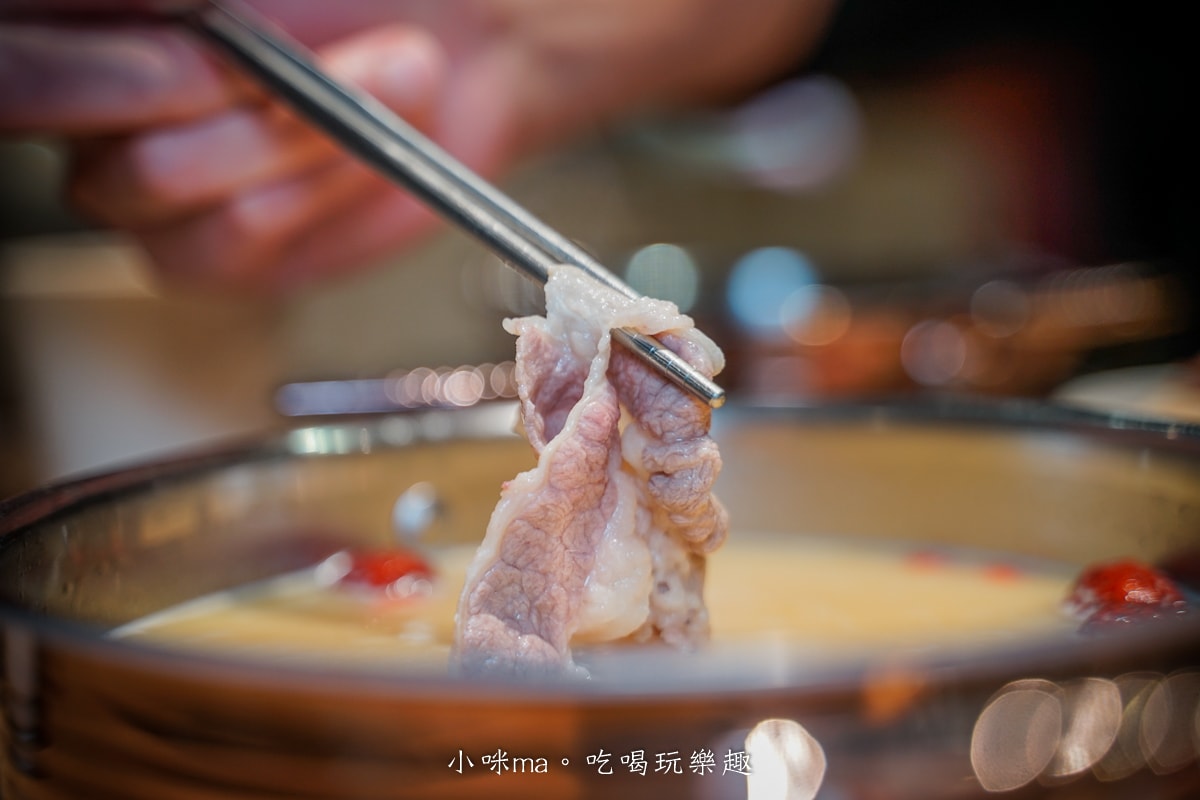 【板橋美食】深紅汕頭鍋物-板橋店｜屠龍四人套餐給你活跳跳2隻龍蝦+整船海鮮，管他的膽固醇爆表，想吃活體海鮮火鍋就選這間，板橋火鍋推薦
