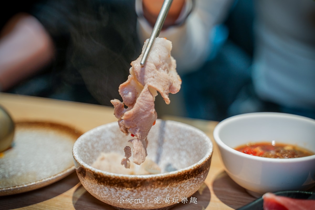 【板橋美食】深紅汕頭鍋物-板橋店｜屠龍四人套餐給你活跳跳2隻龍蝦+整船海鮮，管他的膽固醇爆表，想吃活體海鮮火鍋就選這間，板橋火鍋推薦
