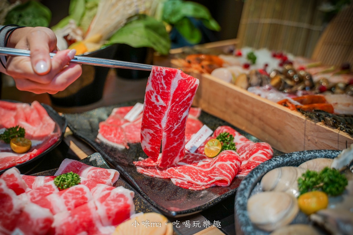 【板橋美食】深紅汕頭鍋物-板橋店｜屠龍四人套餐給你活跳跳2隻龍蝦+整船海鮮，管他的膽固醇爆表，想吃活體海鮮火鍋就選這間，板橋火鍋推薦