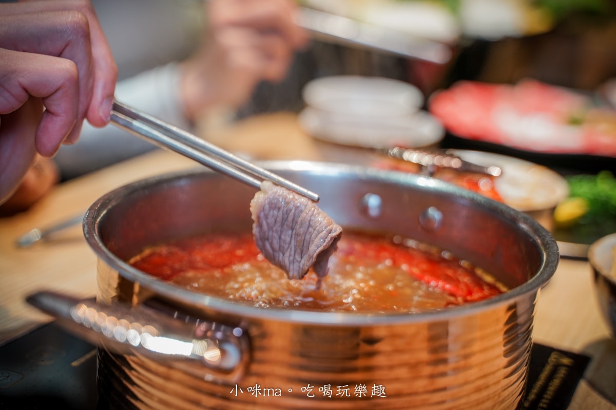 【板橋美食】深紅汕頭鍋物-板橋店｜屠龍四人套餐給你活跳跳2隻龍蝦+整船海鮮，管他的膽固醇爆表，想吃活體海鮮火鍋就選這間，板橋火鍋推薦