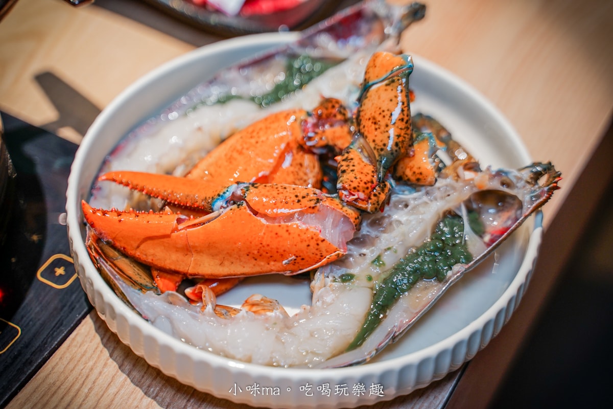 【板橋美食】深紅汕頭鍋物-板橋店｜屠龍四人套餐給你活跳跳2隻龍蝦+整船海鮮，管他的膽固醇爆表，想吃活體海鮮火鍋就選這間，板橋火鍋推薦
