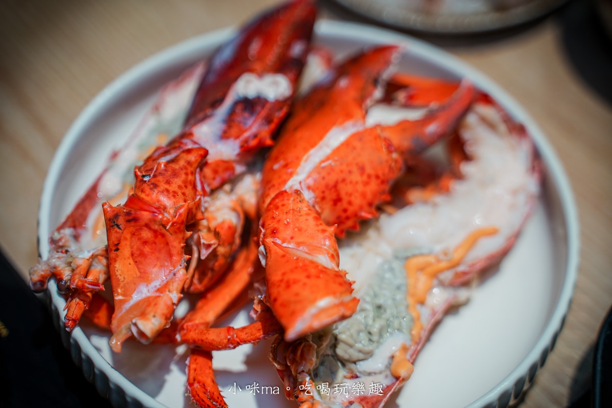 【板橋美食】深紅汕頭鍋物-板橋店｜屠龍四人套餐給你活跳跳2隻龍蝦+整船海鮮，管他的膽固醇爆表，想吃活體海鮮火鍋就選這間，板橋火鍋推薦