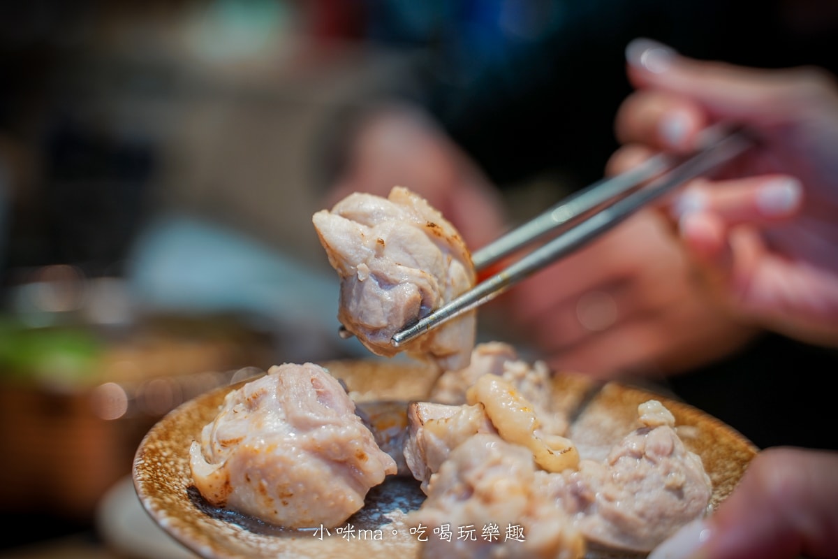 【板橋美食】深紅汕頭鍋物-板橋店｜屠龍四人套餐給你活跳跳2隻龍蝦+整船海鮮，管他的膽固醇爆表，想吃活體海鮮火鍋就選這間，板橋火鍋推薦