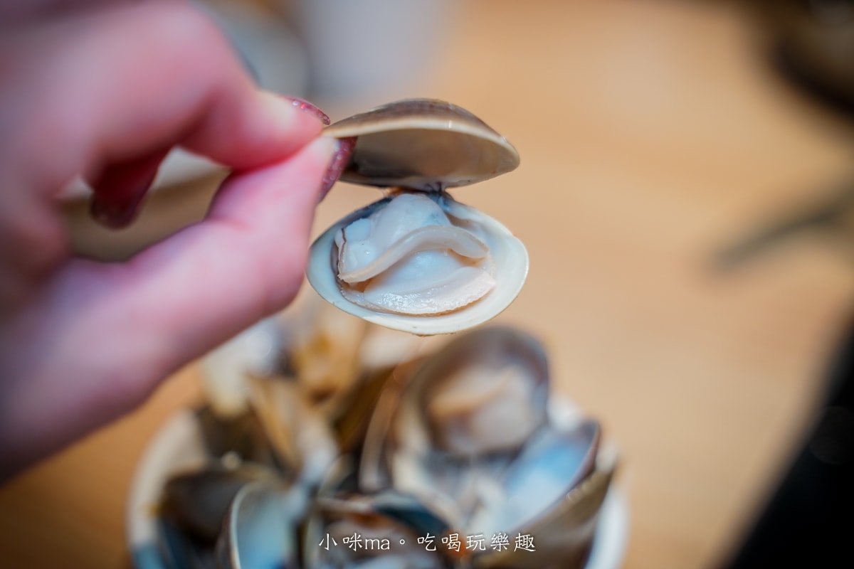 【板橋美食】深紅汕頭鍋物-板橋店｜屠龍四人套餐給你活跳跳2隻龍蝦+整船海鮮，管他的膽固醇爆表，想吃活體海鮮火鍋就選這間，板橋火鍋推薦