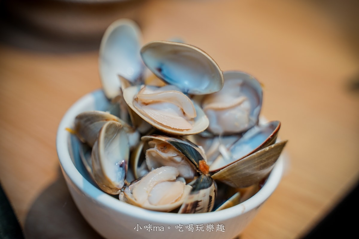 【板橋美食】深紅汕頭鍋物-板橋店｜屠龍四人套餐給你活跳跳2隻龍蝦+整船海鮮，管他的膽固醇爆表，想吃活體海鮮火鍋就選這間，板橋火鍋推薦